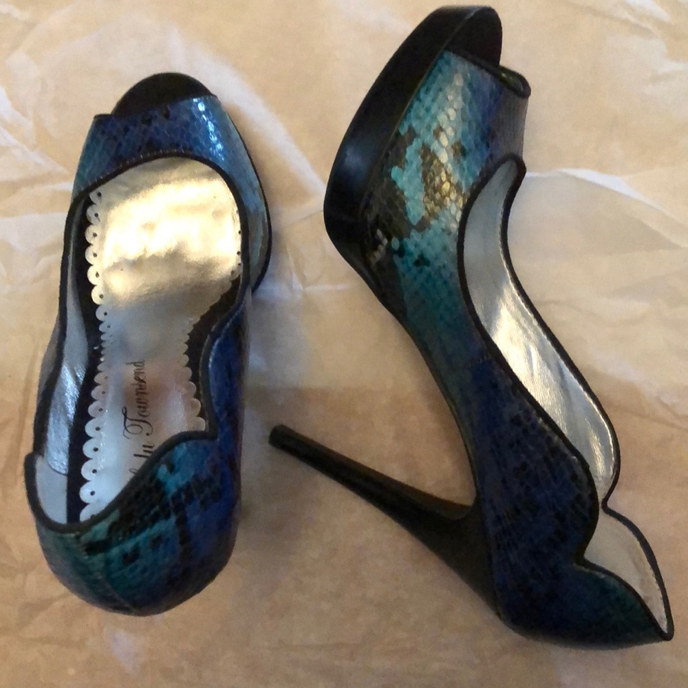 Brand new -blue snake skin pattern with black heel